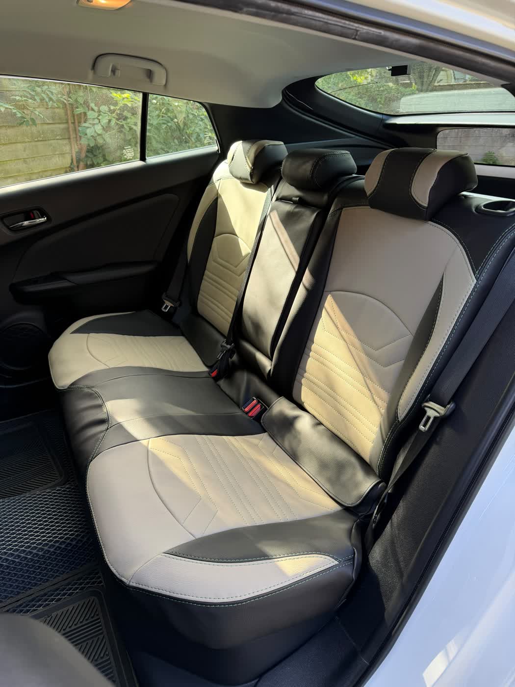 Two-tone ECO leather, black and beige (2 of 5)