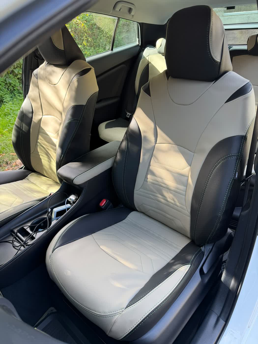 Two-tone ECO leather, black and beige (1 of 5)