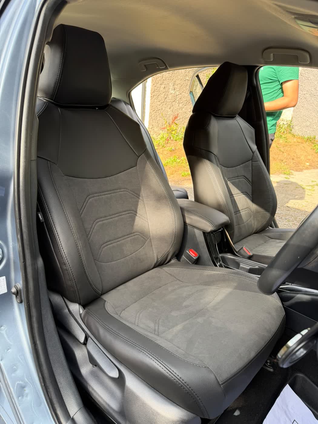 Black ECO leather and alcantara, front and rear (1 of 4)